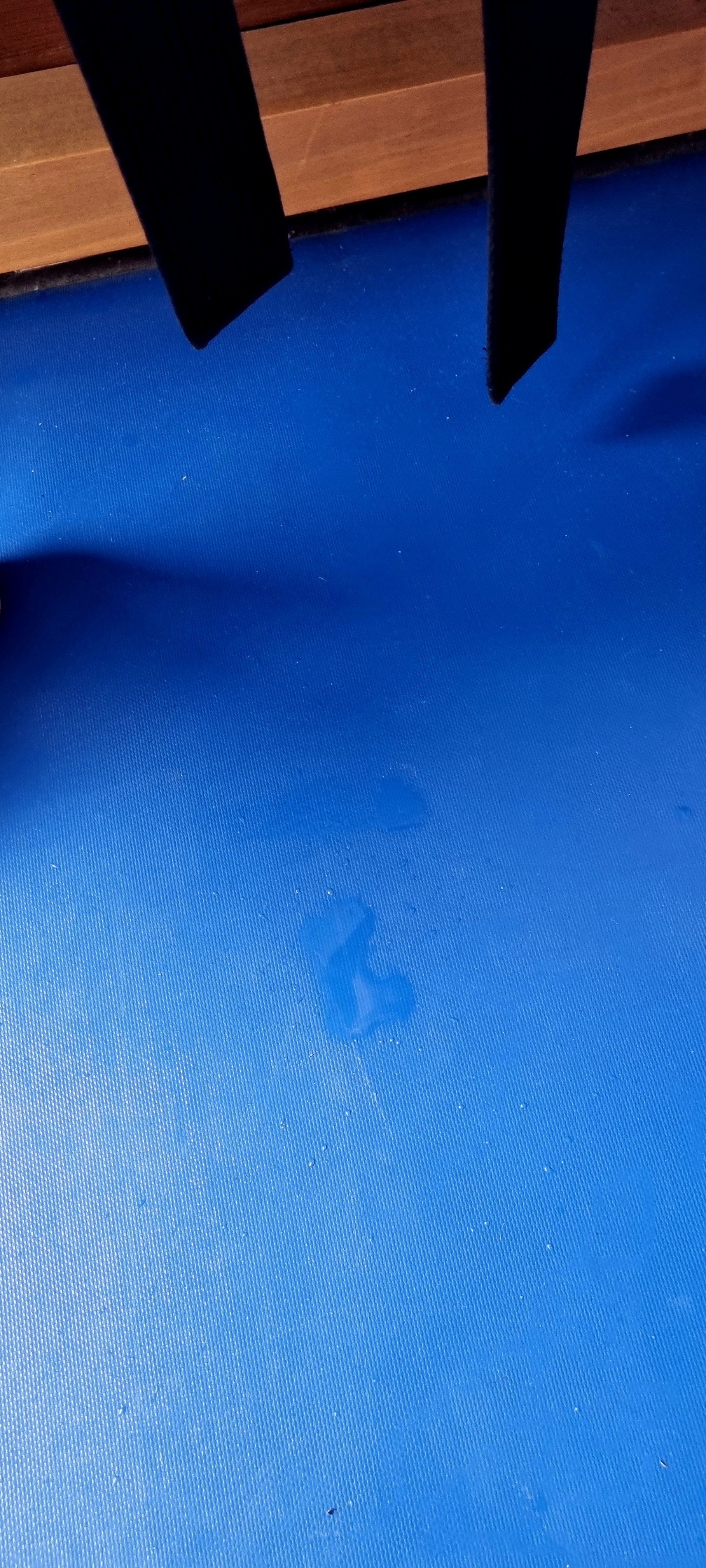 Petteristä valuu hikeä matolle
